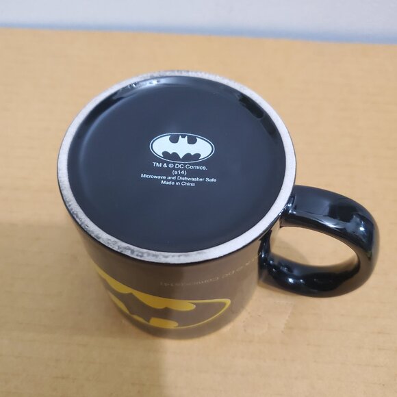 DC: Batman Logo Black and Yellow ( Mug ) - Picture 4 of 4